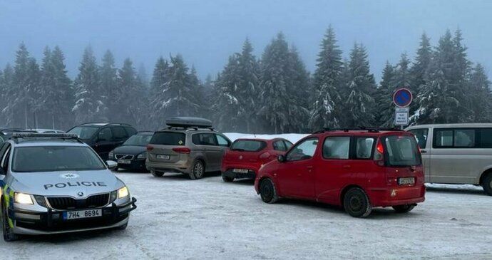 Pěkné počasí vylákalo lyžaře a běžkaře: Nával na českých horách! Policie uzavírá cesty