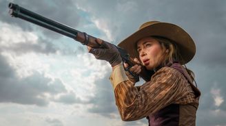 Western, jak ho vážně neznáte: Angličanka s Emily Blunt je něžná i krutá a rozhodně skvělá