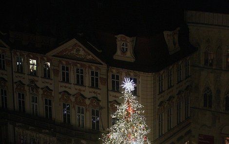 Ve většině měst v Česku se právě tento víkend rozsvítí vánoční strom.