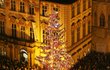 Ve většině měst v Česku se právě tento víkend rozsvítí vánoční strom.
