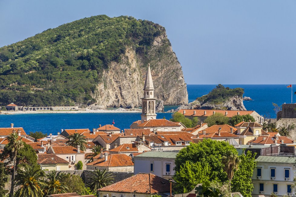 Historické město Budva je turistickým rájem na břehu moře.