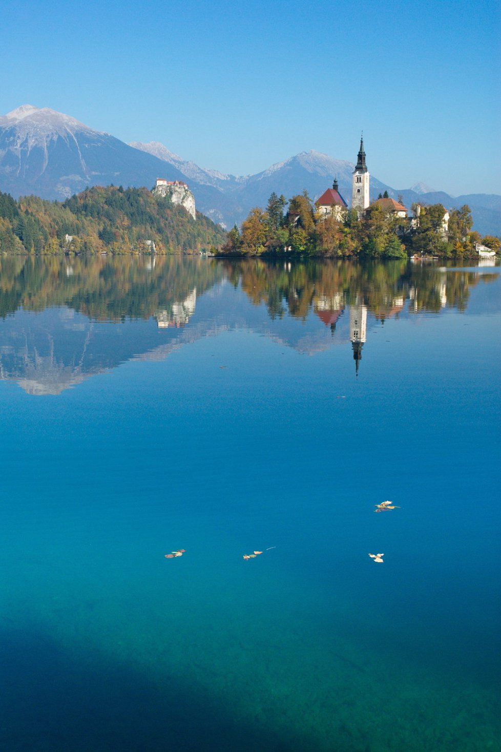 Kostelík na ostrově na jezeře Bled.