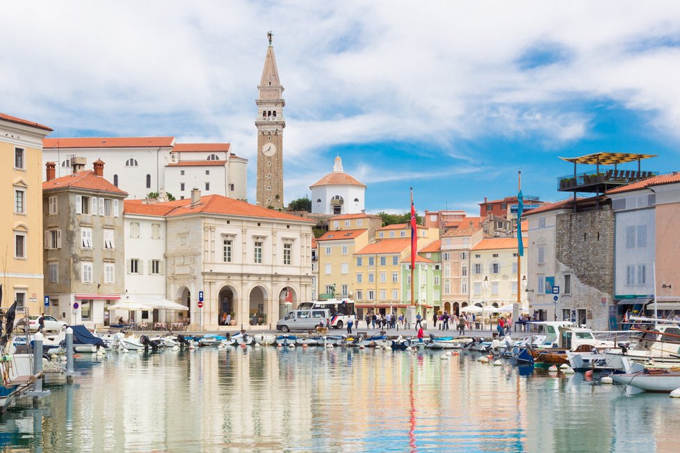 Piran se svým náměstím hned vedle přístavu připomíná Benátky.