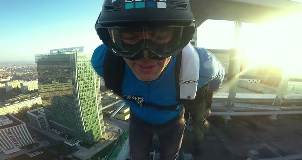 VIDEO: Pořádná dávka adrenalinu! Dva blázni skočili ze 104metrového mrakodrapu na Pankráci