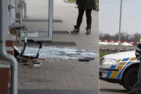 Dráty trčící ze zdi a rozsypané sklo: Gauner v Šestajovicích úplně zdemoloval bankomat! Hledá ho policie
