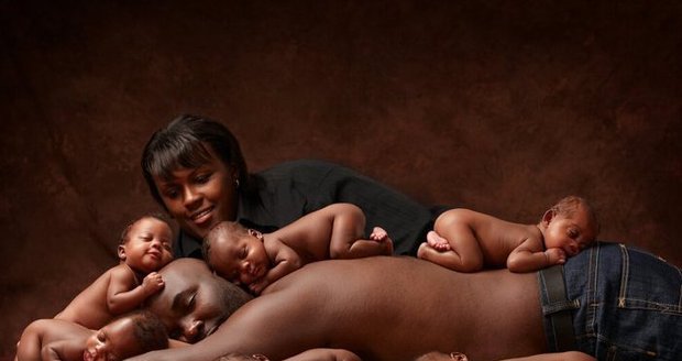 Tato fotka, kterou si rodina vyvěsila na facebook, obletěla a dojala svět. Mia McGee porodila šesterčata. Od Oprah Winfrey dostala rodina 4,5 milionu korun