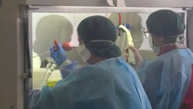 V severní Itálii zdravotníci v době koronavirové krize slouží celodenní směny