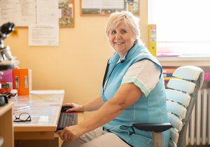 Staniční sestra Dagmar Hanulíková pomáhá léčit pacienty s urologickými problémy 50 let.