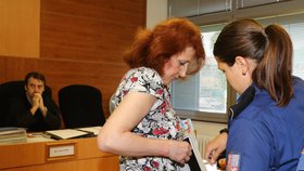 Zdravotní sestře Věře M. sundavají pouta u soudu v Ústí