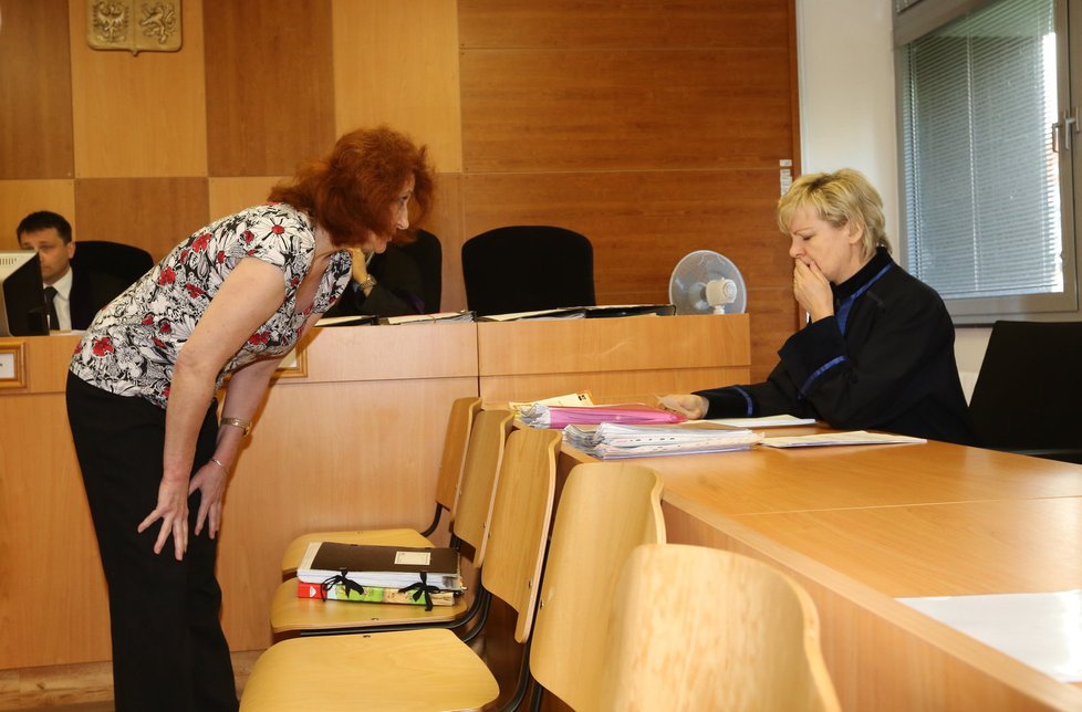 Sestra Věra M. se u soudu radí se svou obhájkyní.