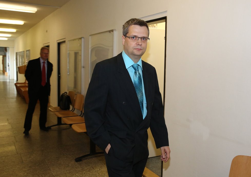 Lékař rumburské nemocnice Jan Novák při příchodu k soudu.