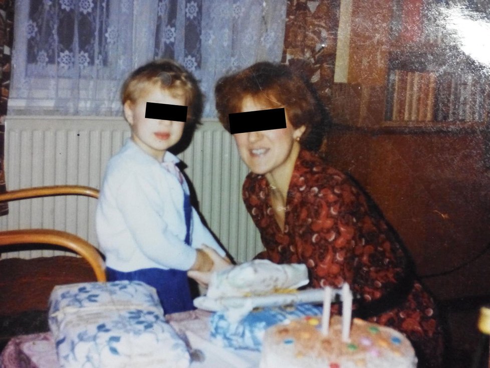 Tuhle fotografii z dětství, kde je se svou matkou, přidala nedávno dcera Věry M. na svůj facebookový profil. „Už jsme spolu 25 let,“ připsala pod ni.