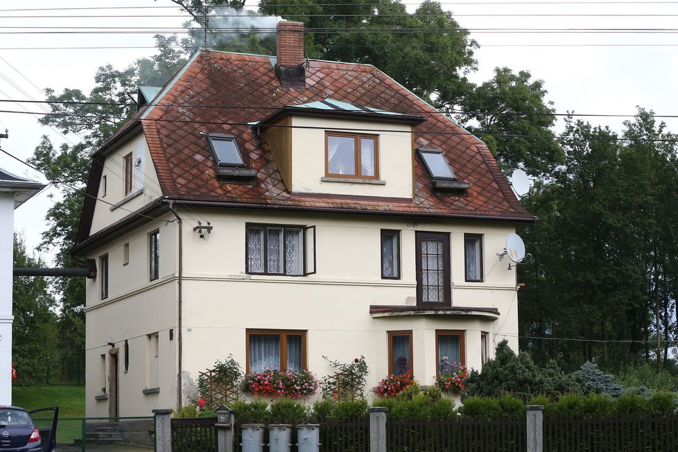 Z tohoto domů odjela seniorka do Rumburku. V tamní nemocnici byla zavražděna.