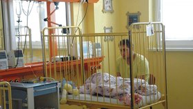 Otec malé Evičky Aleš Kysílka (30) u dcerky, která se z otravy zotavuje na JIP v ústecké nemocnici, seděl celé dopoledne