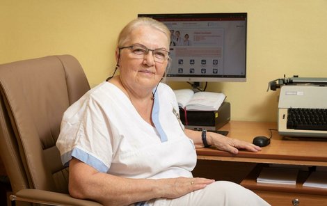 Zdravotní sestra Marie Adamusová pracuje v nemocnici přesně 58 let.