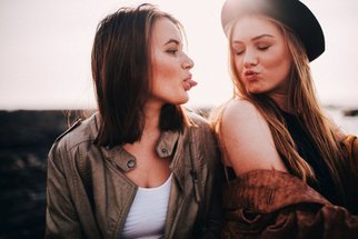 Vědci zjistili: Kdo má sestru je šťastnější a umí řešit konflikty