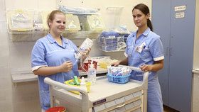 Zdravotní sestry pracující u lůžek dostanou od července přidáno 2000 korun.