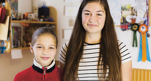 Sestřenice Bětka (11 let) a Eliška (14 let)