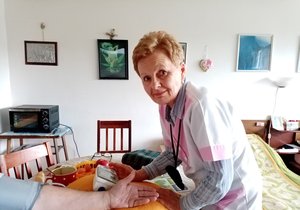 Jarmila Toflová (80) z Čeladné u pacienta v terénu. Ováže, skočí na kolo a šlape k dalšímu.