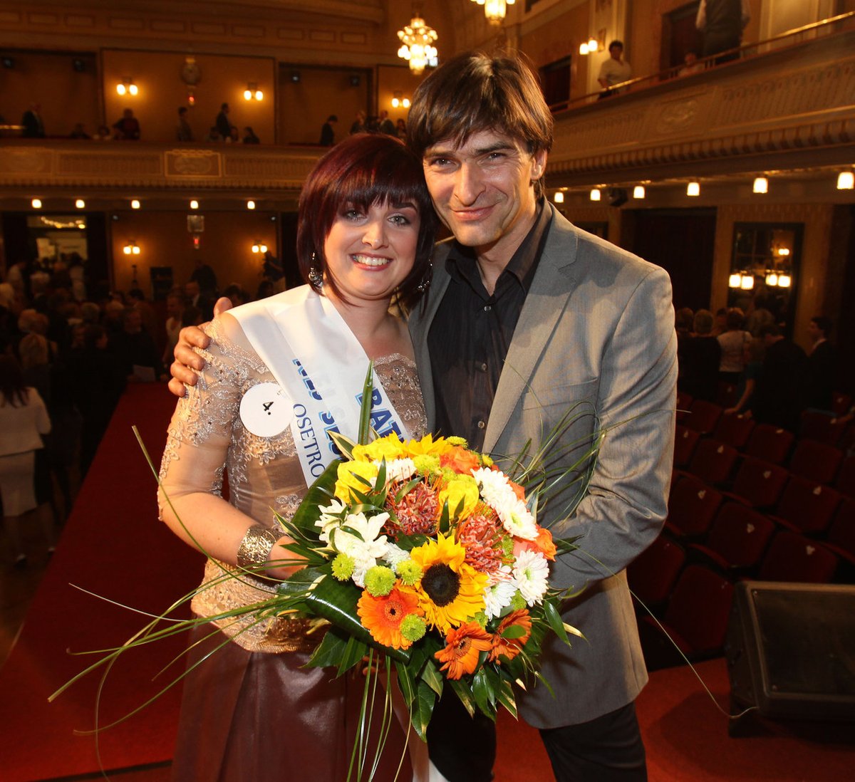 Vítězka Batist Nej sestřička roku Monika Vytlačilová s moderátorem večera Zdeňkem Podhůrským.