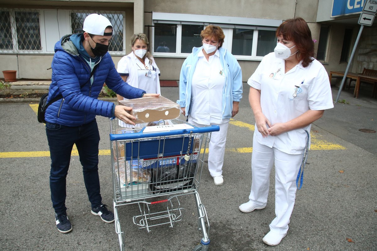 Hvězdy Sestřiček Modrého kódu přinesly nadílku sestrám z nemocnice v Motole.