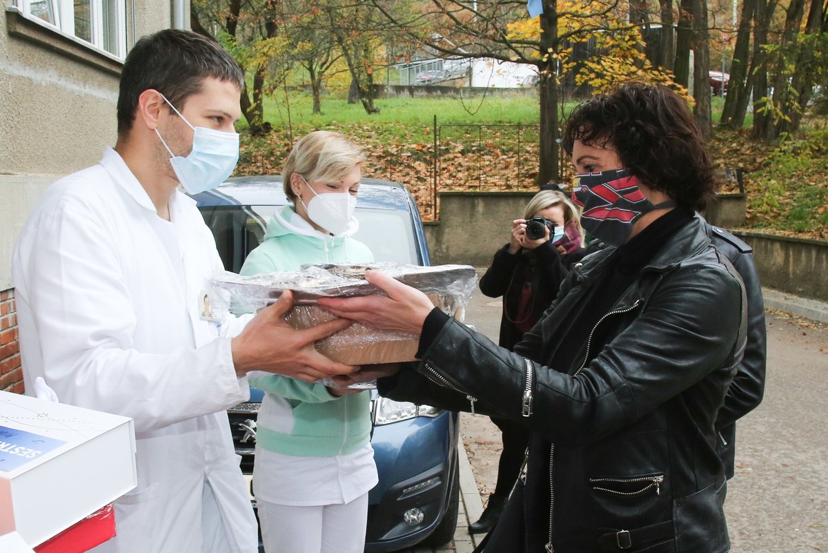 Hvězdy Sestřiček Modrého kódu přinesly nadílku sestrám z nemocnice v Motole.