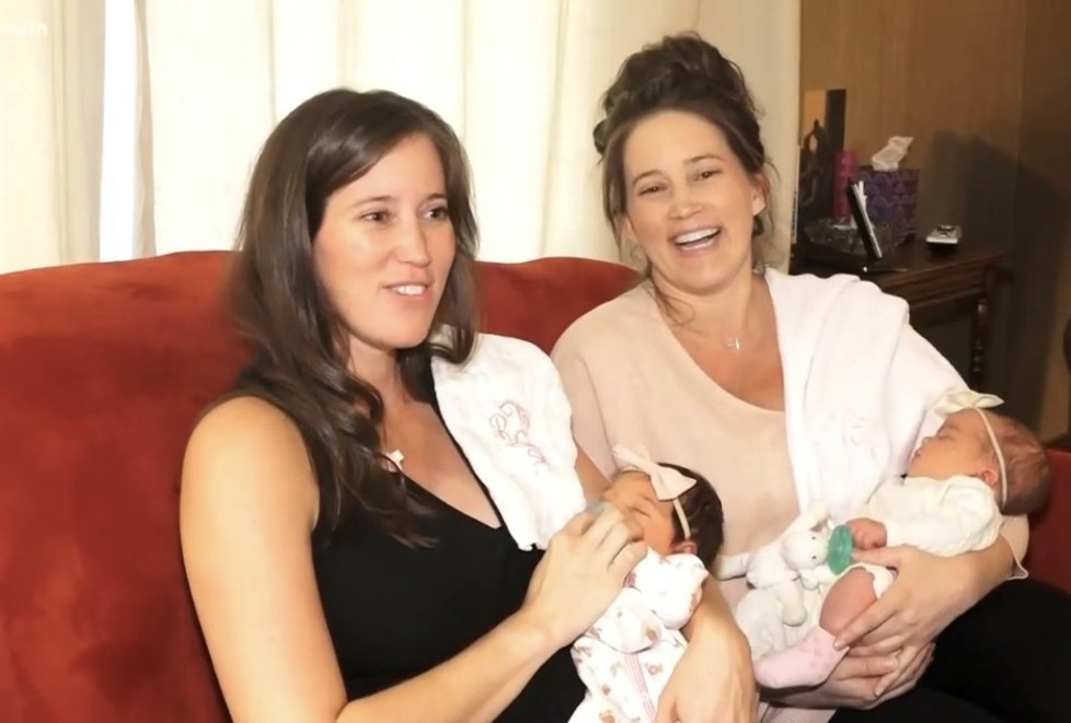 Malé Charlestone a Blakely se narodily 29. října, stejně jako jejich matky.