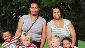 Genetická rarita: Sestry mají černobílé děti!