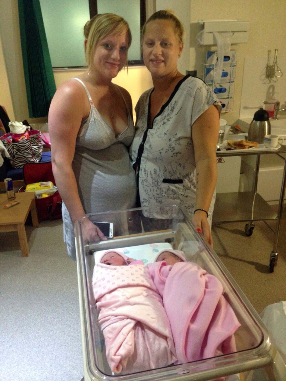 Sestry Jo-Anne Hurt a Rebecca Hurt porodily ve stejný den holčičky Isabelle a Phoebe.