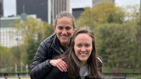 Navzájem se drží nad vodou.