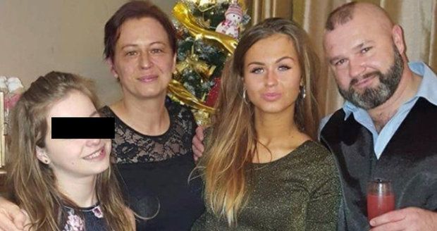 Simona (22) a Saša (13) přišly během 48 hodin o oba rodiče: Pohřeb si nemohly dovolit