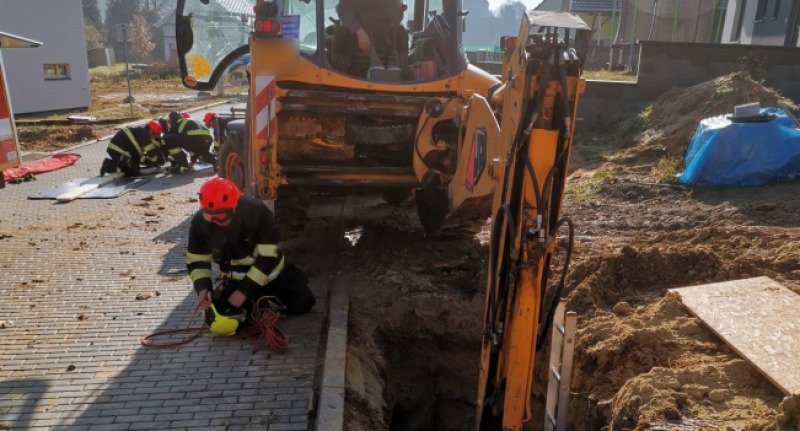 Hasiči dokázali muže vyprostit z hliněné pasti během necelé hodiny.