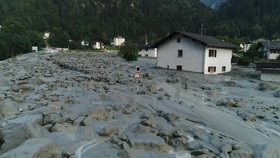 Kamení znovu zasypalo domy ve Švýcarsku. Po bouřce se valilo ze skály