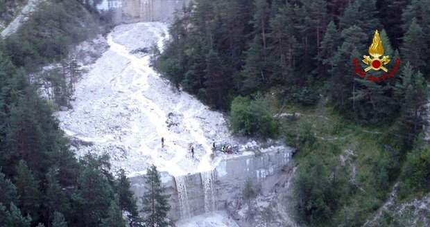 Jednou z obětí je polský turista, jehož automobil strhl sesuv do řeky