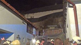 V městské části Praha-Kolovraty se sesunula půda. Ohrožený byl rodinný dům a jeho obyvatelé, které hasiči evakuovali.
