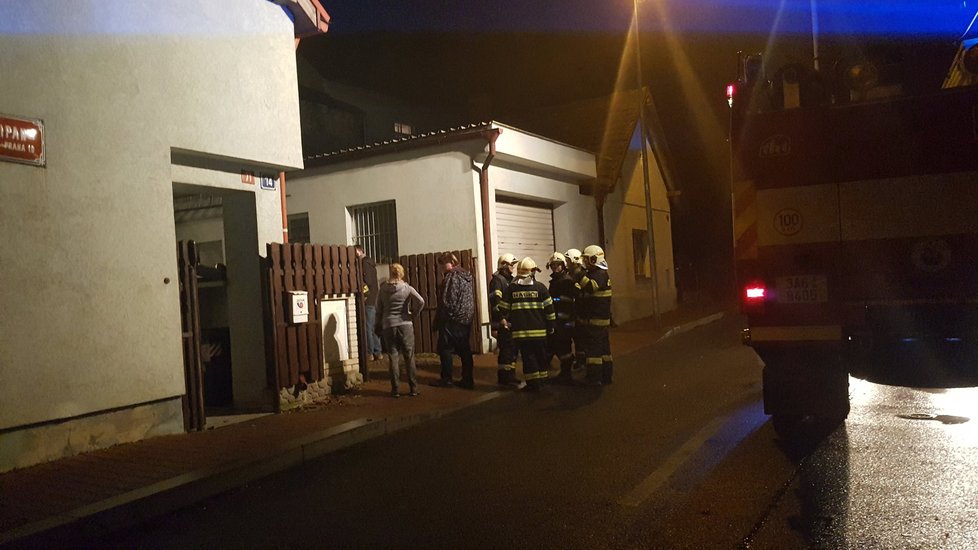 V městské části Praha-Kolovraty se sesunula půda. Ohrožený byl rodinný dům a jeho obyvatelé, které hasiči evakuovali.
