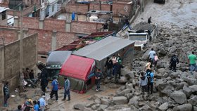 Mohutný přívalový déšť způsobil, že se na domy se spícími obyvateli v Peru svezla vlna kamení, která podle úřadů zničila nejméně 65 domů. Zemřelo nejméně sedm lidí včetně tří dětí.