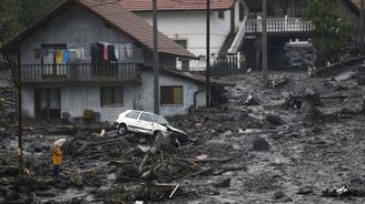 Ničivé povodně v Srbsku a Bosně mají desítky obětí. Sáva stále hrozí