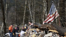 Záchranáři v americkém státě Washington se snaží vyprostit z bahna a trosek další oběti mohutného sesuvu půdy.