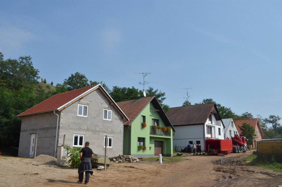 Tyto domy v lokalitě Pískovna ve Strachotíně na Břeclavsku ohrožuje svah nad nimi, který podmáčela voda z vydatných deštů. Nebezpečný svah bude postupně odebírat speciální 60tunový bagr se 17 metrů dlouhým ramenem.