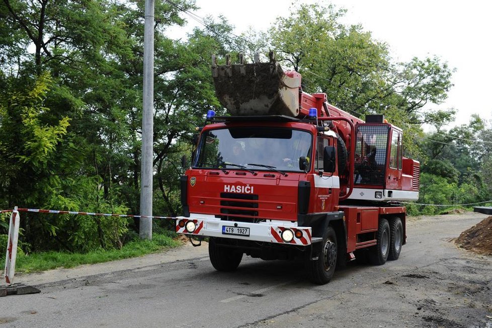 Hasičský bagr odjíždí z Dolních Věstonic do Strachotína na Břeclavsku na záchranné práce.