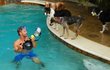 Když už nevíte co, vyfoťte třeba psa pod vodou. To zabere. Americký fotograf Seth Casteel se málem dostal na mizinu, měl dluhy z podnikání, rozbité foťáky, když vtom ho osvítilo. Vymyslel kalendář psích podvodních snímků. 
