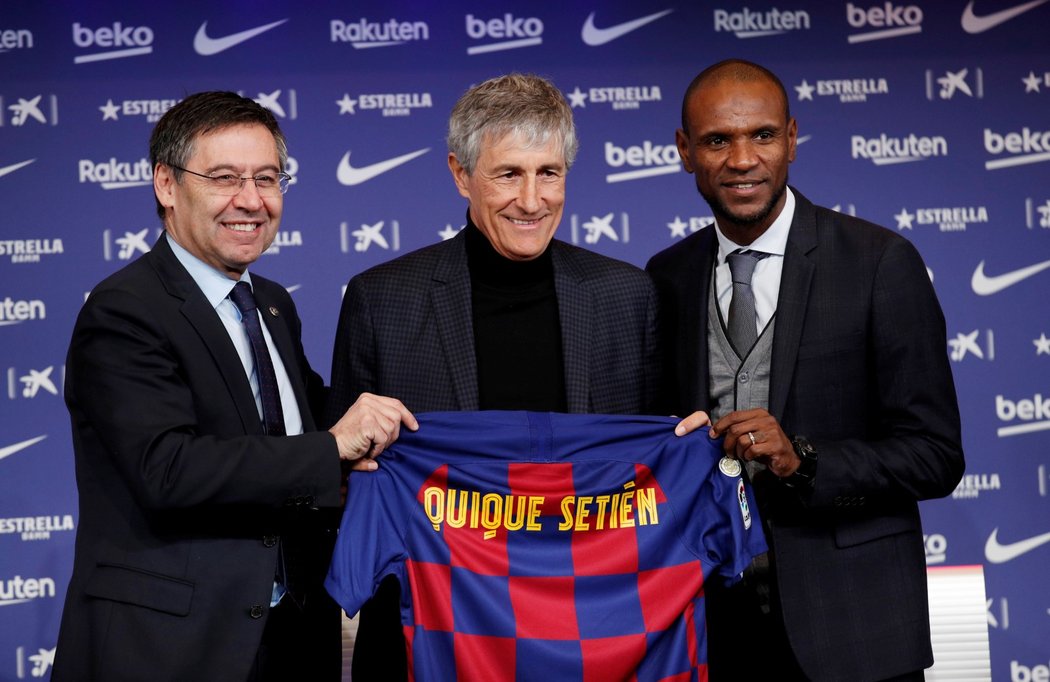 Prezident klubu Josep Maria Bartomeu a sportovní ředitel Eric Abidal během představení nového kouče Enrique Setiéna