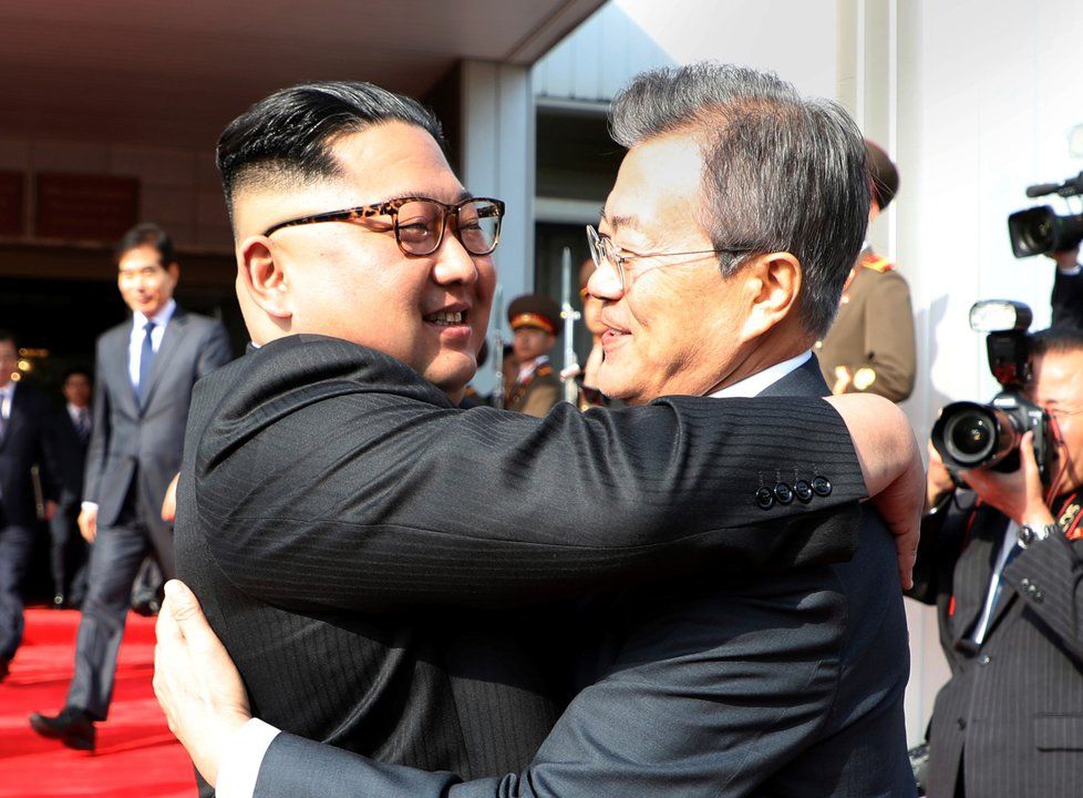 Jihokorejský prezident Mun Če-in (vpravo) a vůdce KLDR Kim Čong-un se setkali v demilitarizované zóně (26. 5. 2018)