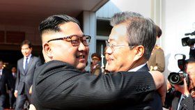 Jihokorejský prezident Mun Če-in (vpravo) a vůdce KLDR Kim Čong-un se setkali v demilitarizované zóně (26. 5. 2018)