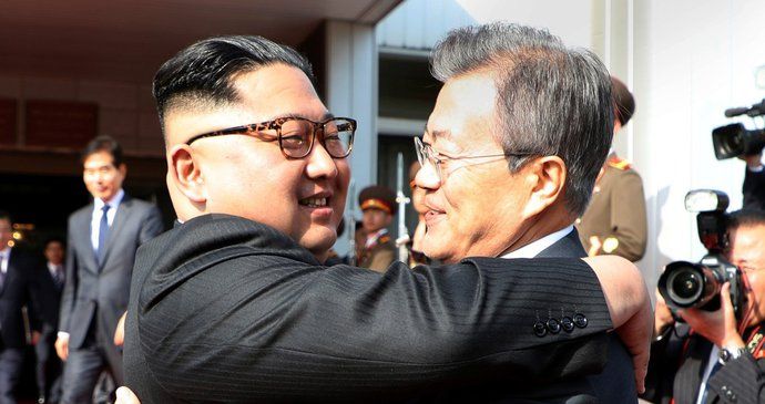 Jihokorejský prezident Mun Če-in (vpravo) a vůdce KLDR Kim Čong-un se setkali v demilitarizované zóně (26. 5. 2018)