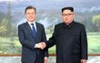 Jihokorejský prezident Mun Če-in (vlevo) a vůdce KLDR Kim Čong-un se setkali v demilitarizované zóně (26. 5. 2018)