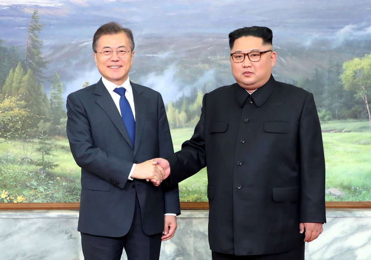 Jihokorejský prezident Mun Če-in (vlevo) a vůdce KLDR Kim Čong-un se setkali v demilitarizované zóně (26. 5. 2018)