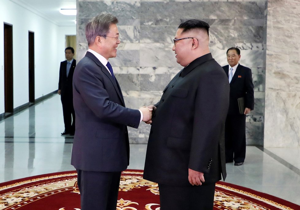 Jihokorejský prezident Mun Če-in (vlevo) a vůdce KLDR Kim Čong-un se setkali v demilitarizované zóně (26. 5. 2018)