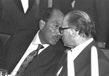 Egyptský prezident Anvar Sadat jako první nejvyšší představitel arabských států ve dnech 19. až 20. listopadu 1977 oficiálně navštívil Izrael. Setkal se s premiérem Menachem Begingem